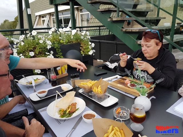 Kouweklauwen-Eten_bij_hotel_Vianen_na_de_rit-1.jpg