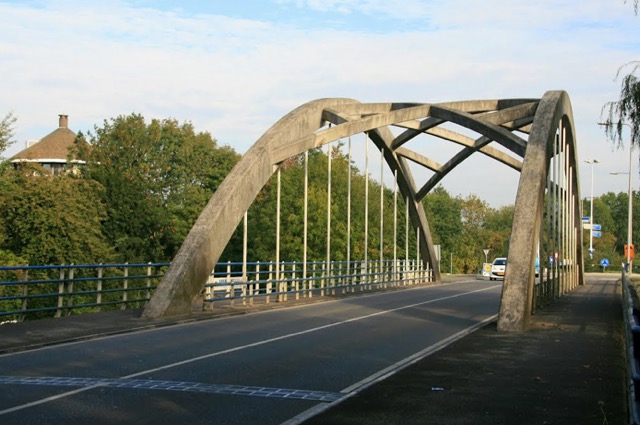 Kouweklauwen-011-brug_over_de_Linge.png